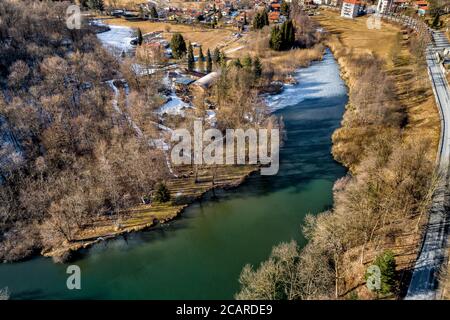 Luftaufnahme des kleinen Dorfes und des Sees von Brinzio auf valey Rasa in einem Wintertag, Provinz von Varese, Italien. Stockfoto