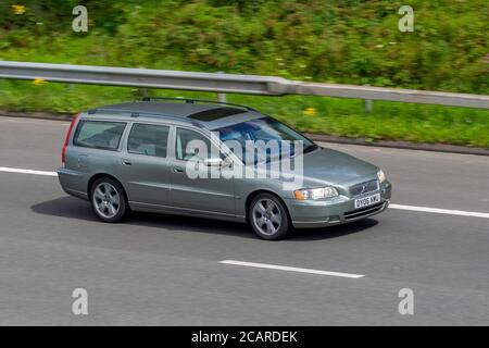 2006 GRAUGRÜNES Volvo V70 SE D5 Auto Kombi; Fahrzeuge für den Fahrzeugverkehr, Autos, die auf britischen Straßen fahren, Motoren, Fahrzeuge auf dem Autobahnnetz M6. Stockfoto