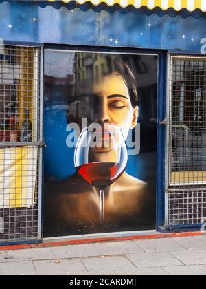 Illustration einer Frau, die mit geschlossenen Augen Wein genießt, Schanzenviertel, Hamburg, April 22, 2012. Stockfoto