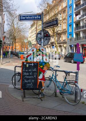 Hamburg, Deutschland, 22. April 2012, Straßenszene an der Kreuzung Schanzenstraße und Bartelsstraße mit Fahrrädern und einem Schild. Stockfoto