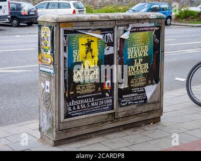 Schmutziger Telefonverteiler mit Werbeplakaten, Hamburg Schanzenviertel, Deutschland, Europa - 22. April 2012. Stockfoto