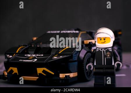 Tambov, Russische Föderation - 25. Juni 2020 Lego Lamborghini Huracan Super Trofeo EVO Auto und seine Fahrer minifiguren von LEGO Speed Champions. Stockfoto