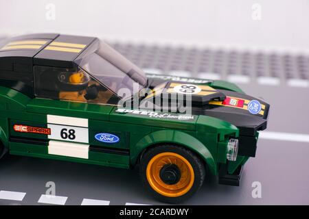 Tambov, Russische Föderation - 02. Juli 2019 Lego 1968 Ford Mustang Fastback Auto von LEGO Speed Champions auf Straße Grundplatte. Stockfoto