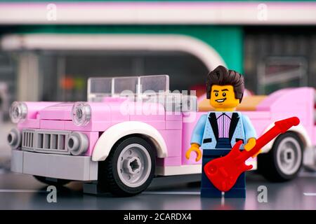 Tambov, Russische Föderation - 22. Januar 2020 Lego Rock-n-Roll Star Minifigur mit Gitarre fast rosa 50er Jahre-Stil Cabrio. Stockfoto