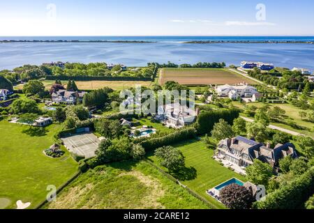 Luftaufnahme von Halsey Lane und Bay Avenue in Water Mill mit Blick auf Mecox Bay und den Atlantik in Water Mill, NY Stockfoto