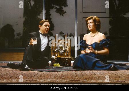 David Bamber (Yoyo), Harriet Walter (Biddy) in THREE BIRDS ALIGHTING ON A FIELD von Timberlake Wertenbaker im Royal Court Theatre, London SW1 10/09/1991 Design: Sally Jacobs Beleuchtung: Rick Fisher Regie: Max Stafford-Clark Stockfoto