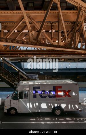 Ein FedEx-Van auf der S Wells St in Chicago. Stockfoto