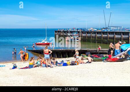 Sonnenbaden und die Hitzewelle am Whitstable Beach, Kent, Großbritannien Stockfoto