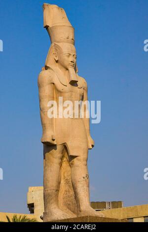 Kairo, Heliopolis, auf der Orauba Straße steht eine Kopie eines Ramses II Koloss. Das Original wurde auf Ramses Platz und später in Grand Ägyptischen Museum verlegt. Stockfoto