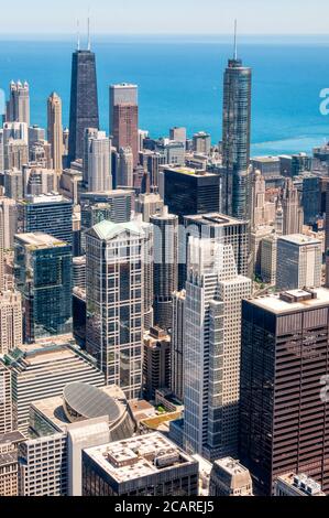 Dichte städtische Entwicklung der Innenstadt von Chicago mit Lake Michigan im Hintergrund. Vom Willis Tower aus gesehen. Stockfoto