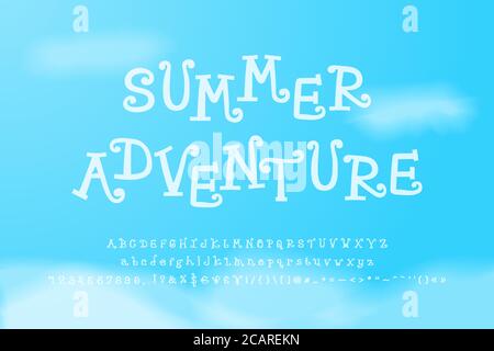 Sommerabenteuer. Weiße lockige Schrift auf blauem Himmel Hintergrund. Handgezeichnete Groß- und Kleinbuchstaben, Buchstaben, Zahlen, Satzzeichen. Cartoon-Ty Stock Vektor