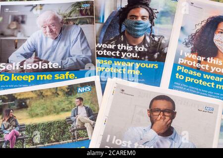 Eine Auswahl von britischen staatlichen NHS-Anzeigen, die eine Vielzahl von Coronavirus COVID-19 Sicherheitsvorkehrungen während der Pandemie von 2020 fördern. Stockfoto