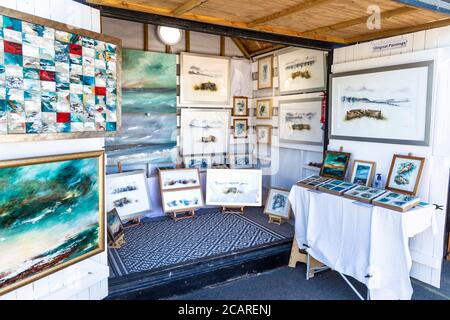 Kunststand im Whitstable Crafts and Artisan Harbour Market, Kent, Großbritannien Stockfoto