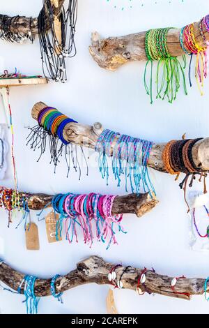 Freundschaftsarmbänder an einem Stand im Whitstable Handwerks- und Kunsthandwerkermarkt Harbour Market, Kent, Großbritannien Stockfoto