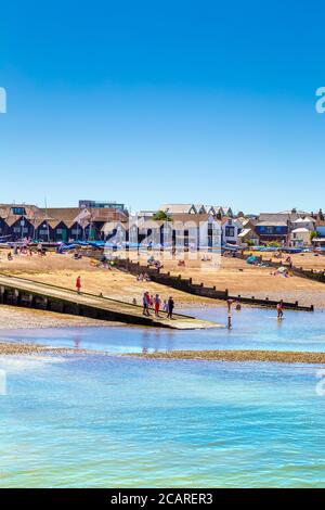 Kiesstrand und Groynes in Whitstable, Kent, Vereinigtes Königreich Stockfoto