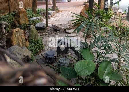 China Stone Tisch in EINEM kleinen Park Stockfoto