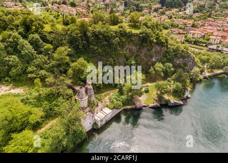 Luftaufnahme des verlassenen Fornaci von Caldè, gelegen an der Küste des Lago Maggiore in Castelveccana in der Provinz Varese, Lombardei, Italien Stockfoto