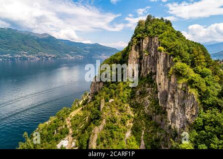 Luftaufnahme von Rocca di Calde in Castelveccana an der Küste des Lago Maggiore, Italien Stockfoto