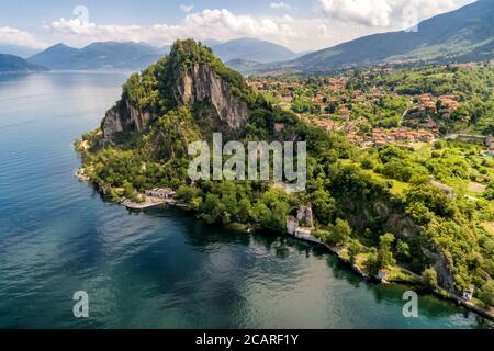 Luftaufnahme von Rocca von Calde und Lago Maggiore im Hintergrund, im Sommer Tag, Castelveccana, Italien Stockfoto