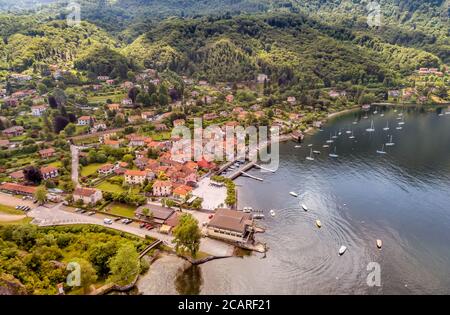 Luftaufnahme des Dorfes und des kleinen Hafens von Castelveccana, gelegen am Ufer des Lago Maggiore in der Provinz Varese, Lombardei, Italien Stockfoto