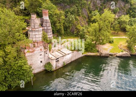 Luftaufnahme des verlassenen Fornaci von Caldè, gelegen an der Küste des Lago Maggiore in Castelveccana in der Provinz Varese, Lombardei, Italien Stockfoto