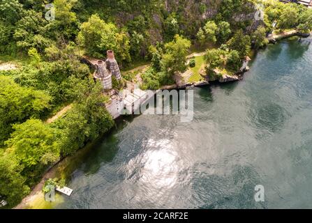 Luftaufnahme des verlassenen Fornaci von Caldè, gelegen an der Küste des Lago Maggiore in Castelveccana in der Provinz Varese, Lombardei, Italien Stockfoto