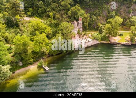 Luftaufnahme des verlassenen Fornaci von Caldè, gelegen an der Küste des Lago Maggiore in Castelveccana in der Provinz Varese, Lombardei, Italien Stockfoto
