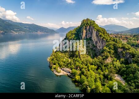 Luftaufnahme von Rocca von Calde und Lago Maggiore im Hintergrund, im Sommer Tag, Castelveccana, Italien Stockfoto