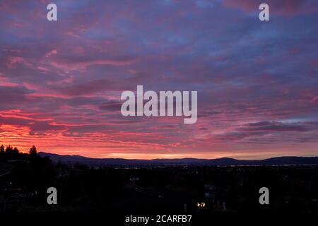 In den frühen Morgenstunden des Aprils in Yakima, Washington, gibt es einen lebhaften und farbenfrohen östlichen Himmel. Stockfoto