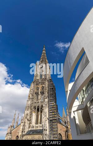 Das gotische Ulmer Münster mit dem höchsten Kirchturm der Welt. The modern Bauskulptur Stadthaus, entworfen vom New Yorker Architekten Richard Stockfoto