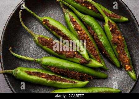 Bharwa Masala Mirch oder gefüllte grüne Chilis oder Bharli Mirchi, indische Küche Stockfoto