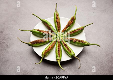 Bharwa Masala Mirch oder gefüllte grüne Chilis oder Bharli Mirchi, indische Küche Stockfoto