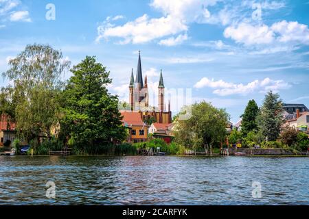 Blick auf das Ufer von Werder, Havel, mit Heilig Geist Kirche, Potsdam, Deutschland Stockfoto
