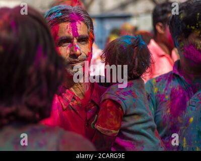 Holi Festival, gefeiert in Udaipur, März 2020. Hindus feiern den Beginn des Frühlings, mit bunten Pulver, um untereinander zu verbreiten Stockfoto