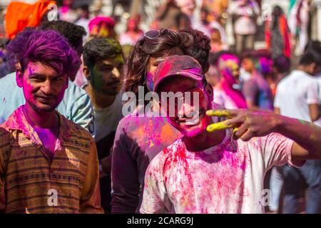 Holi Festival, gefeiert in Udaipur, März 2020. Hindus feiern den Beginn des Frühlings, mit bunten Pulver, um untereinander zu verbreiten Stockfoto