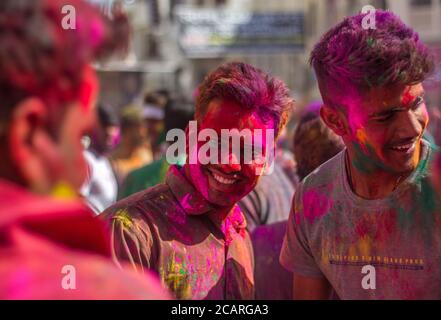 Holi Festival, gefeiert in Udaipur, März 2020. Hindus feiern den Beginn des Frühlings, mit bunten Pulver, um untereinander zu verbreiten Stockfoto