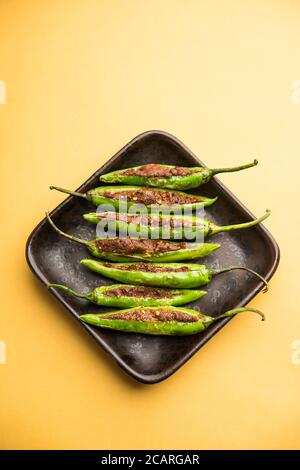 Bharwa Masala Mirch oder gefüllte grüne Chilis oder Bharli Mirchi, indische Küche Stockfoto