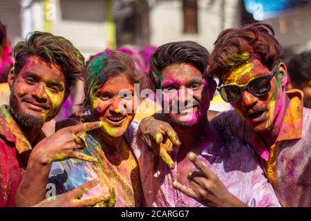 Holi Festival, gefeiert in Udaipur, März 2020. Hindus feiern den Beginn des Frühlings, mit bunten Pulver, um untereinander zu verbreiten Stockfoto