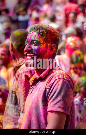 Holi Festival, gefeiert in Udaipur, März 2020. Hindus feiern den Beginn des Frühlings, mit bunten Pulver, um untereinander zu verbreiten Stockfoto