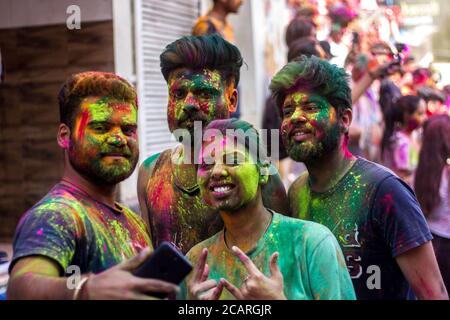 Holi Festival, gefeiert in Udaipur, März 2020. Hindus feiern den Beginn des Frühlings, mit bunten Pulver, um untereinander zu verbreiten Stockfoto