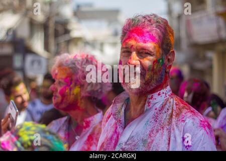 Holi Festival, gefeiert in Udaipur, März 2020. Hindus feiern den Beginn des Frühlings, mit bunten Pulver, um untereinander zu verbreiten Stockfoto