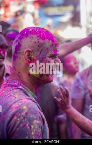 Holi Festival, gefeiert in Udaipur, März 2020. Hindus feiern den Beginn des Frühlings, mit bunten Pulver, um untereinander zu verbreiten Stockfoto