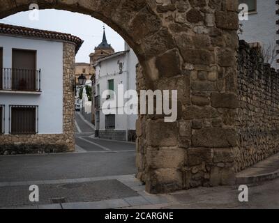 Wandern durch die historischen Straßen des mittelalterlichen Dorfes Uclés im Frühjahr, Cuenca, Spanien Stockfoto