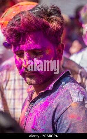 Holi Festival, gefeiert in Udaipur, März 2020. Hindus feiern den Beginn des Frühlings, mit bunten Pulver, um untereinander zu verbreiten Stockfoto