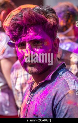 Holi Festival, gefeiert in Udaipur, März 2020. Hindus feiern den Beginn des Frühlings, mit bunten Pulver, um untereinander zu verbreiten Stockfoto