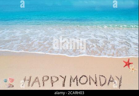 Happy monday geschrieben an einem tropischen Strand Stockfoto