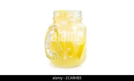 Einmachglas mit Limonade und Eis auf weißem Hintergrund. Makrofoto. Stockfoto