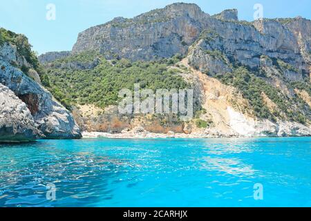 Blaues Meer im Golf von Orosei, Sardinien Stockfoto