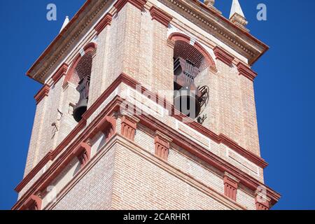 Kirchturm im spanischen Stil mit Glocke Stockfoto