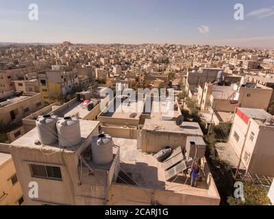 Wassertanks auf dem Dach sind ein häufiger Anblick in der trockenen, weitläufigen Stadt Zarqa, Jordanien, eine separate Gemeinde von der benachbarten Stadt Amman. Stockfoto